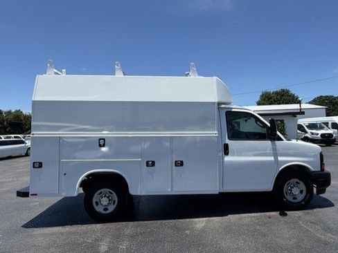 Used 2017 Chevrolet Express 3500 RWD image 5