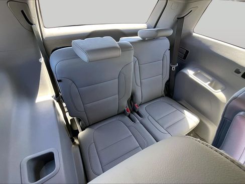 Used 2023 GMC Acadia SLT w/ Technology Package FWD image 28