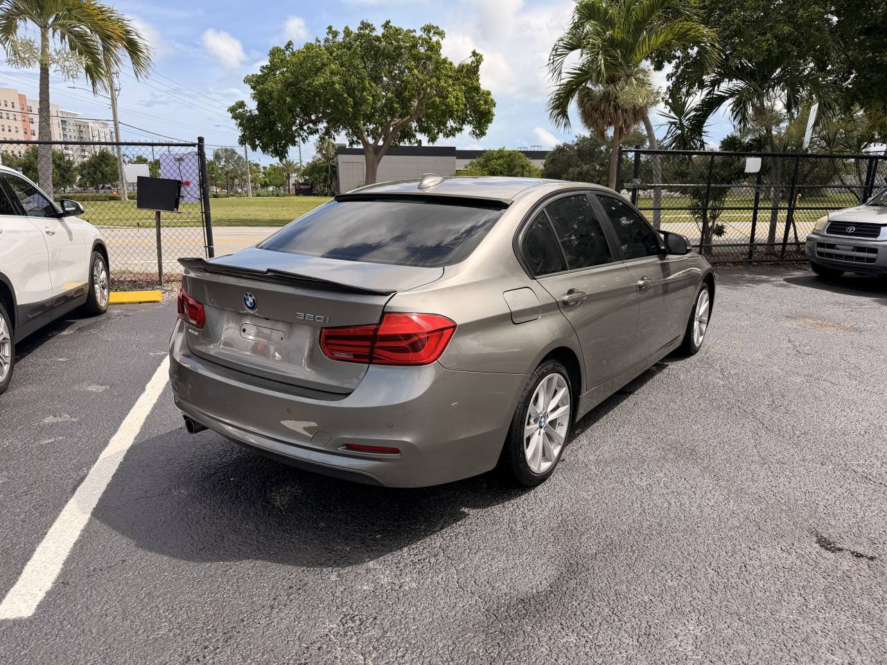 Used 2017 BMW 320i Sedan RWD image 7