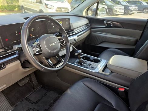 Used 2025 Kia Carnival FWD image 18