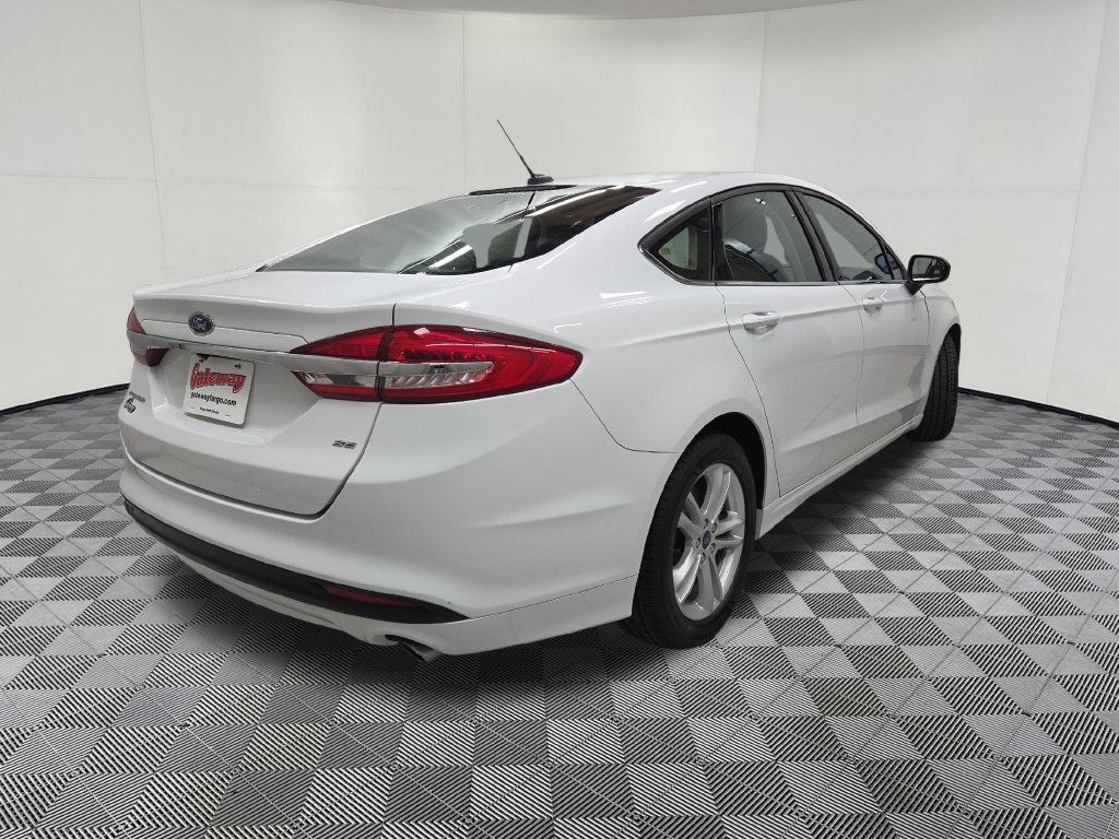 Used 2018 Ford Fusion SE FWD image 4