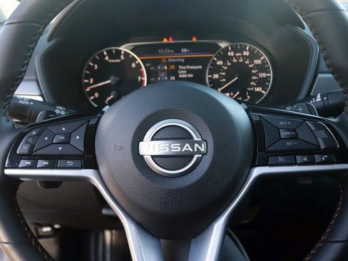 Used 2025 Nissan Altima 2.5 SR image 17