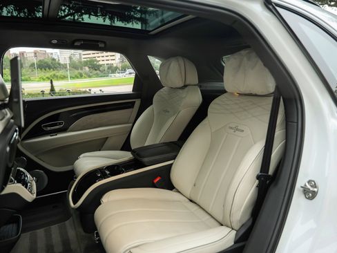 Used 2023 Bentley Bentayga Extended Wheelbase AWD/4WD image 11