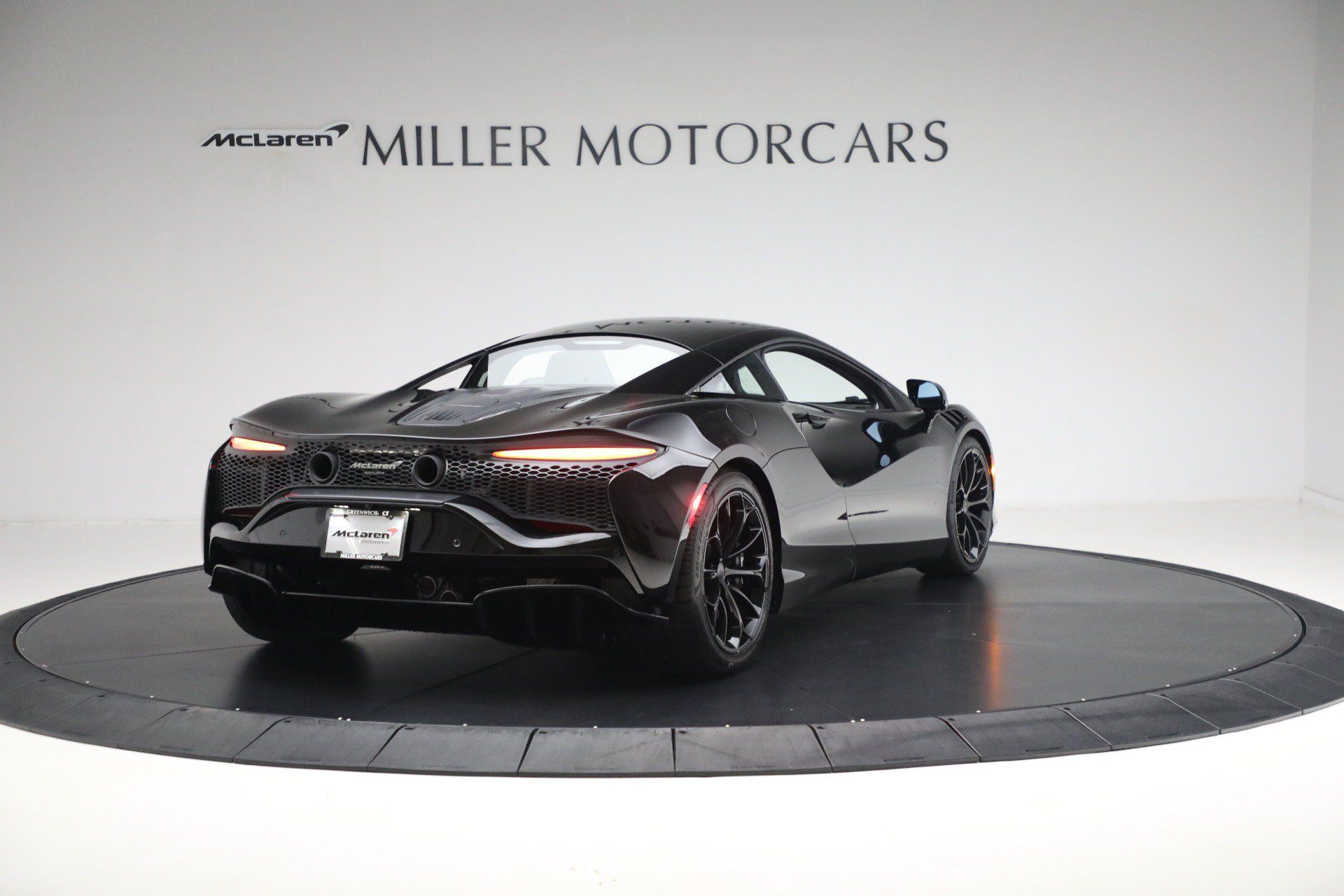Used 2025 McLaren Artura RWD image 7