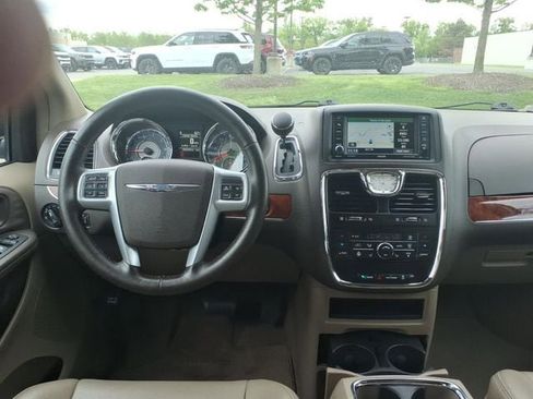 Used 2014 Chrysler Town & Country Touring-L w/ Driver Convenience Group FWD image 10
