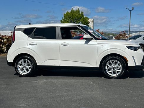 Used 2023 Kia Soul LX w/ LX Technology Package image 3