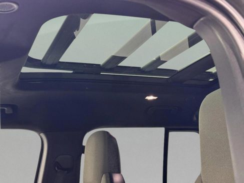 Used 2025 Land Rover Defender 110 image 32