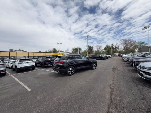 Used 2025 Volkswagen Atlas SE AWD/4WD image 16