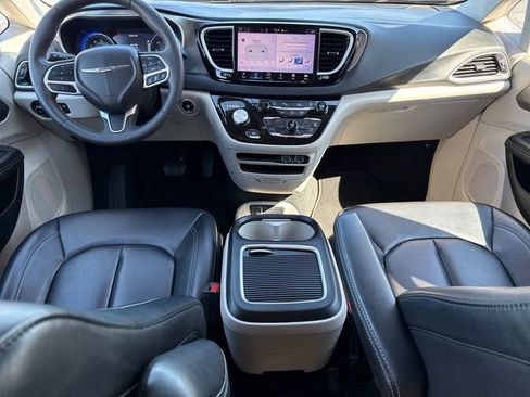Used 2023 Chrysler Pacifica Touring-L FWD image 13