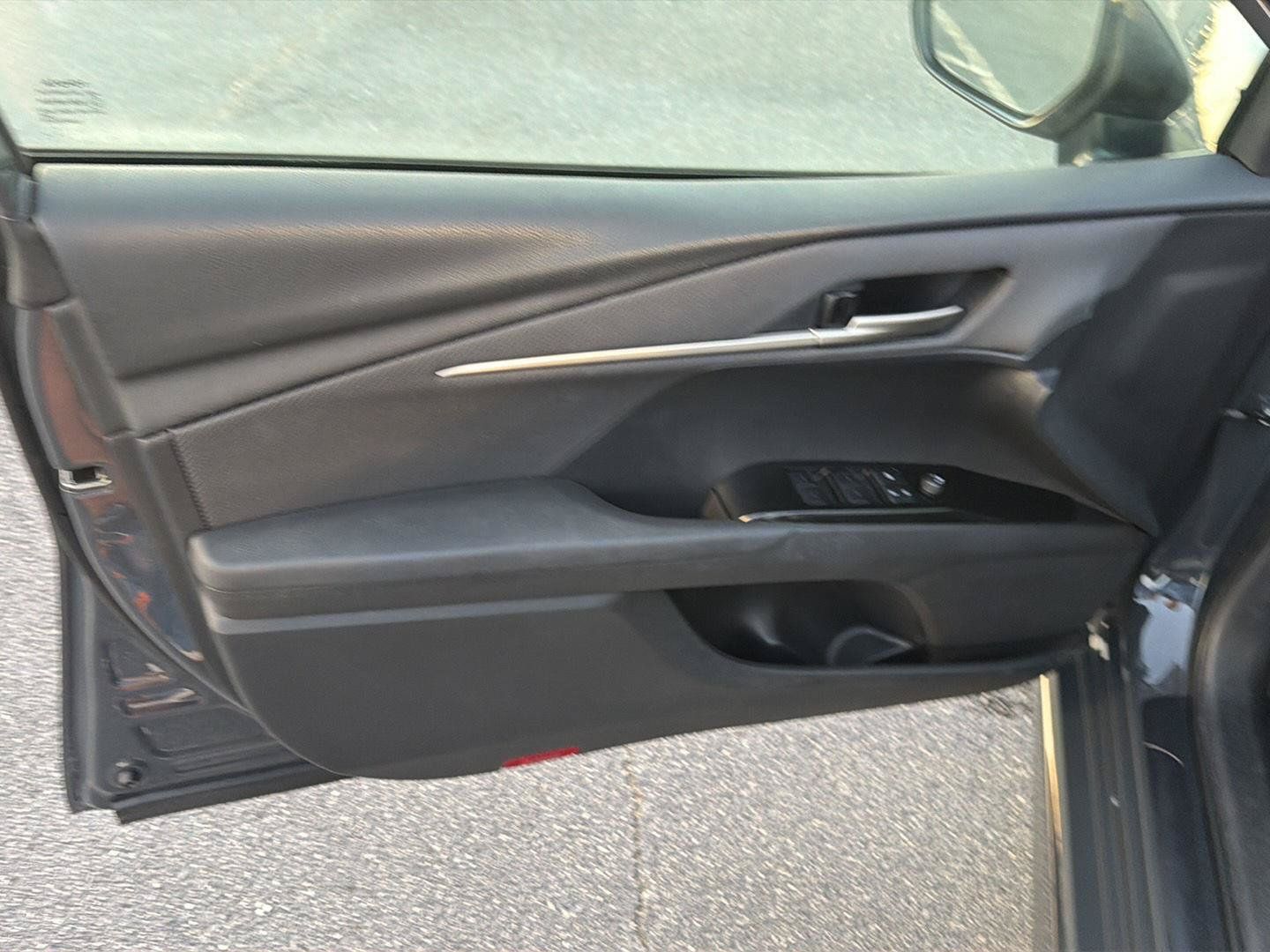 Used 2025 Toyota Camry SE FWD image 16