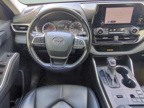 Used 2023 Toyota Highlander XLE FWD image 13