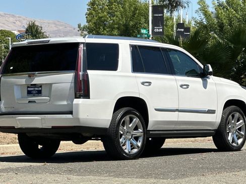 Used 2018 Cadillac Escalade Premium Luxury AWD/4WD image 3