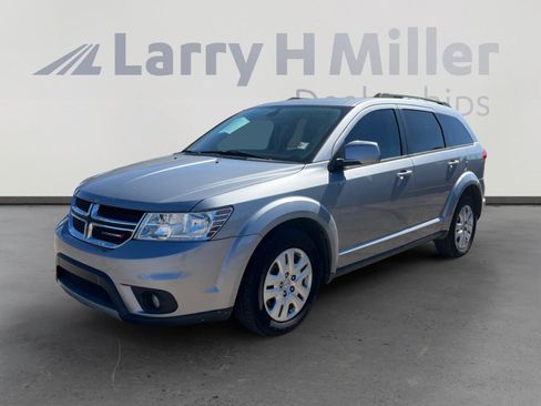 Used 2019 Dodge Journey SE image 1