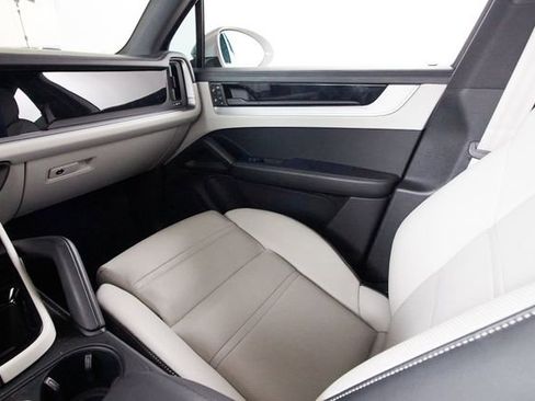 Used 2024 Porsche Cayenne AWD/4WD image 7