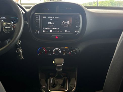Used 2025 Kia Soul LX w/ LX Technology Package FWD image 17