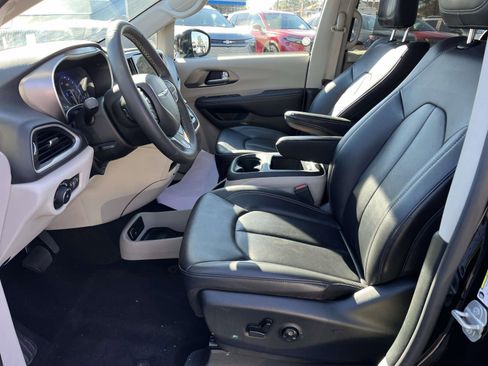 Used 2024 Chrysler Pacifica Touring-L image 14