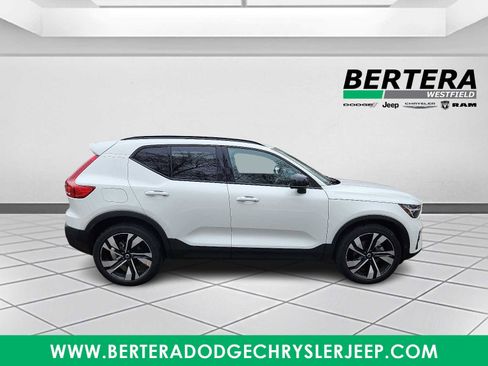 Used 2025 Volvo XC40 B5 Plus image 7