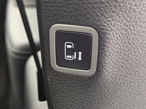 Certified 2025 Chrysler Pacifica Select image 31