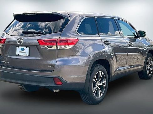 Used 2019 Toyota Highlander LE AWD/4WD image 13