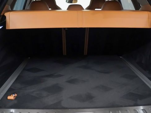 Used 2021 Aston Martin DBX image 13