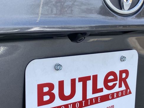 Used 2021 Toyota Highlander XLE image 11