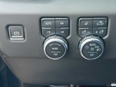 Used 2023 GMC Sierra 1500 AT4 w/ AT4 Premium Package AWD/4WD image 28