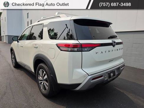 Used 2024 Nissan Pathfinder SL FWD image 5