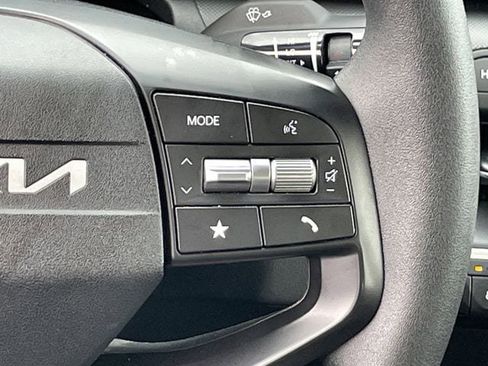 Used 2025 Kia K4 LXS image 13