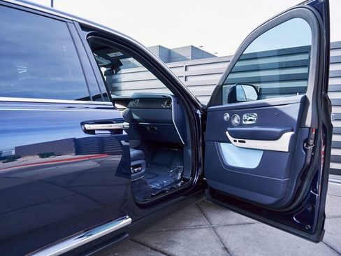 Used 2022 Rolls-Royce Cullinan w/ Cullinan Package image 24