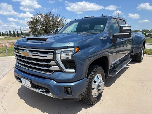 Used 2024 Chevrolet Silverado 3500 High Country w/ High Country Premium Package AWD/4WD image 4