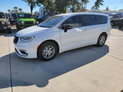 New 2026 Chrysler Pacifica Select image 1