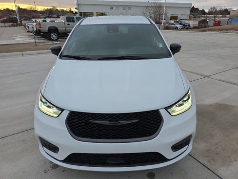 New 2026 Chrysler Pacifica Select image 2