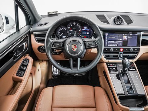 Certified 2026 Porsche Macan AWD/4WD image 16