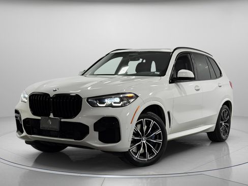 Used 2022 BMW X5 M50i image 2