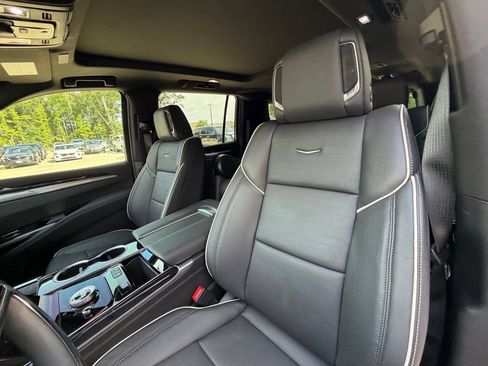 Used 2025 Cadillac Escalade ESV Sport AWD/4WD image 11