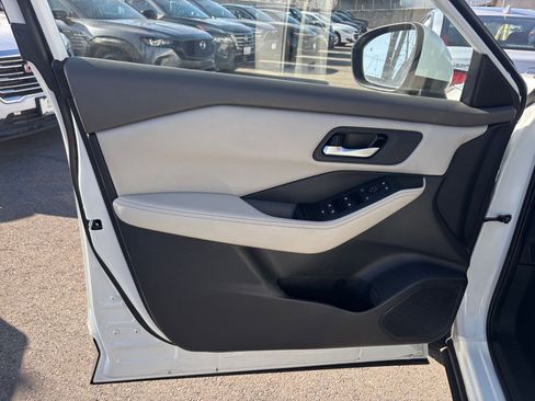 Used 2025 Nissan Rogue SV image 18