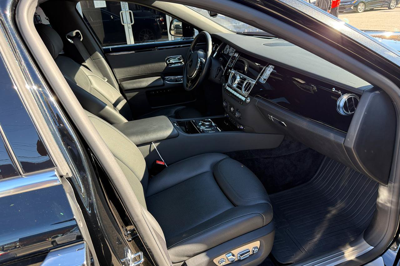 Used 2016 Rolls-Royce Ghost RWD image 25