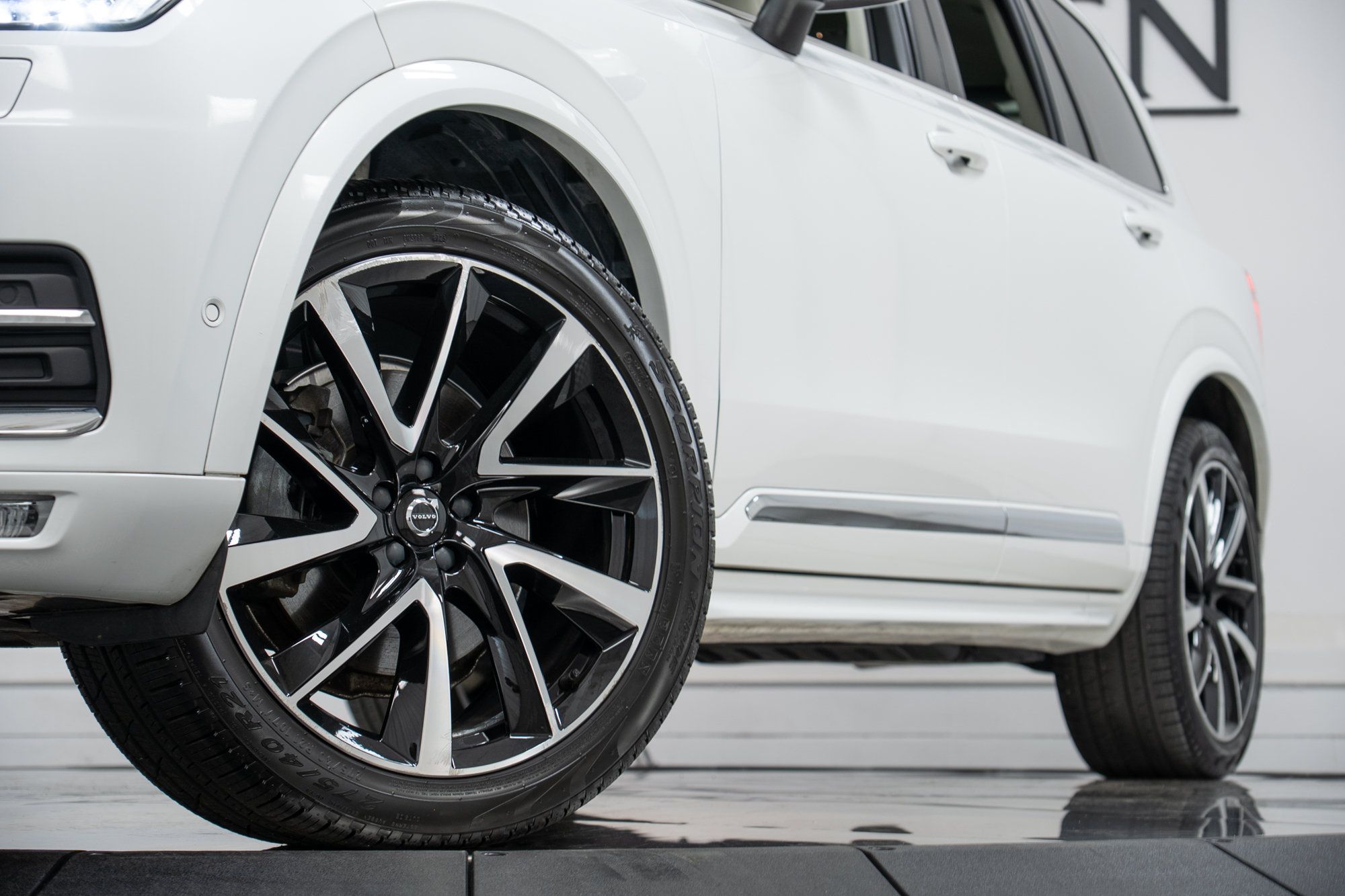 Certified 2023 Volvo XC90 B6 Plus w/ Protection Package Premier AWD/4WD image 28