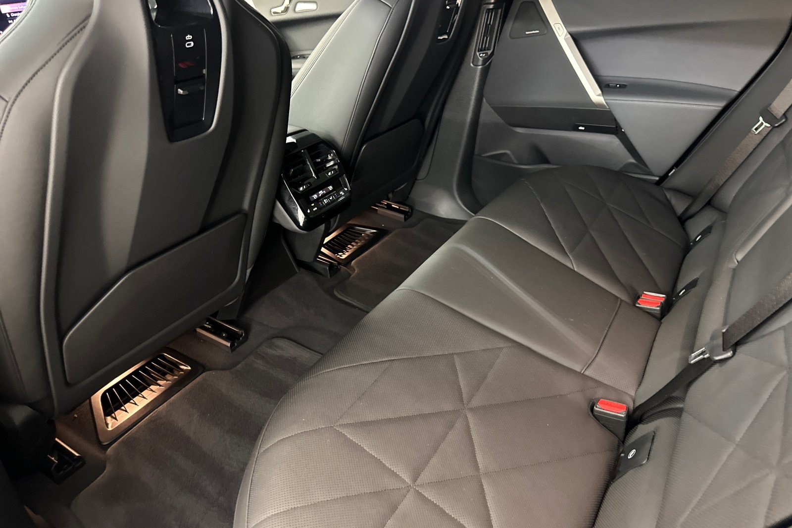 Certified 2024 BMW iX xDrive50 w/ Sport Package AWD/4WD image 27