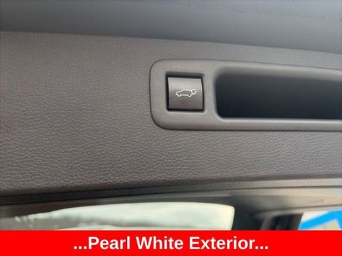 Used 2023 Toyota Highlander XLE image 9