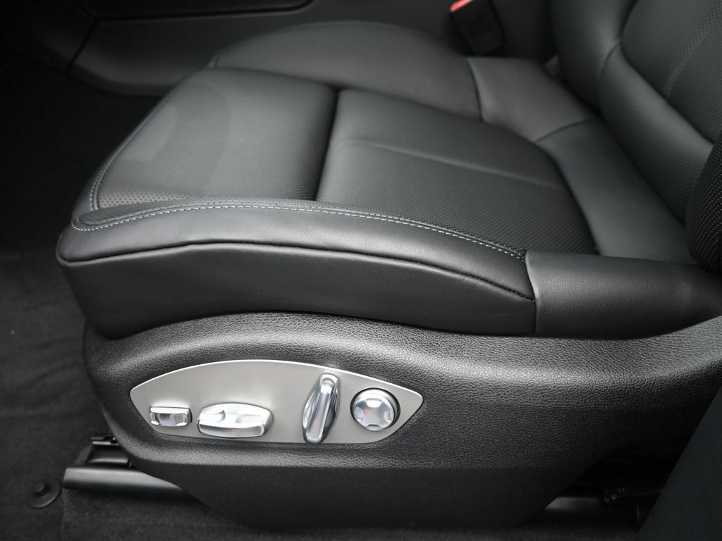 Certified 2025 Porsche Macan AWD/4WD image 7