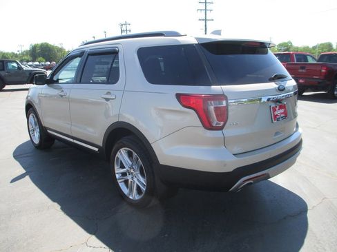 Used 2017 Ford Explorer XLT w/ Equipment Group 202A AWD/4WD image 8