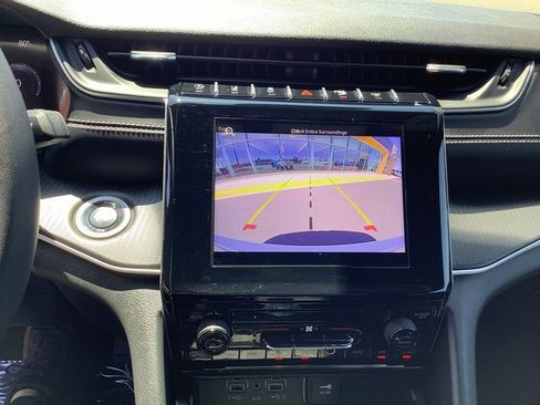 Used 2024 Jeep Grand Cherokee Laredo X w/ Trailer Tow Package image 18