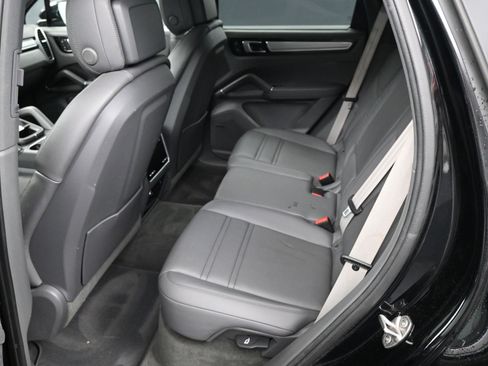 Certified 2022 Porsche Cayenne Platinum Edition image 7