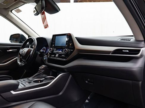 Used 2021 Toyota Highlander XLE image 32