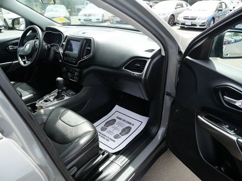 Used 2019 Jeep Cherokee Latitude Plus w/ Cold Weather Group AWD/4WD image 17