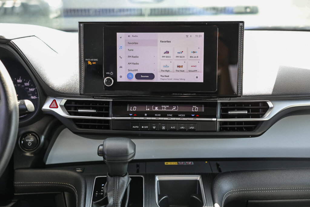 Certified 2025 Toyota Sienna LE FWD image 3