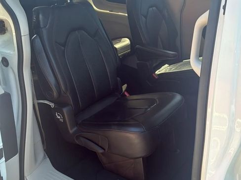 Used 2020 Chrysler Pacifica Touring-L FWD image 15