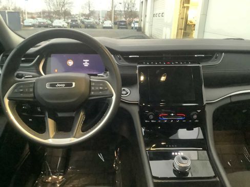 Used 2023 Jeep Grand Cherokee L Laredo image 10