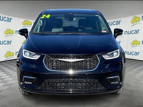 Used 2024 Chrysler Pacifica Touring-L image 2